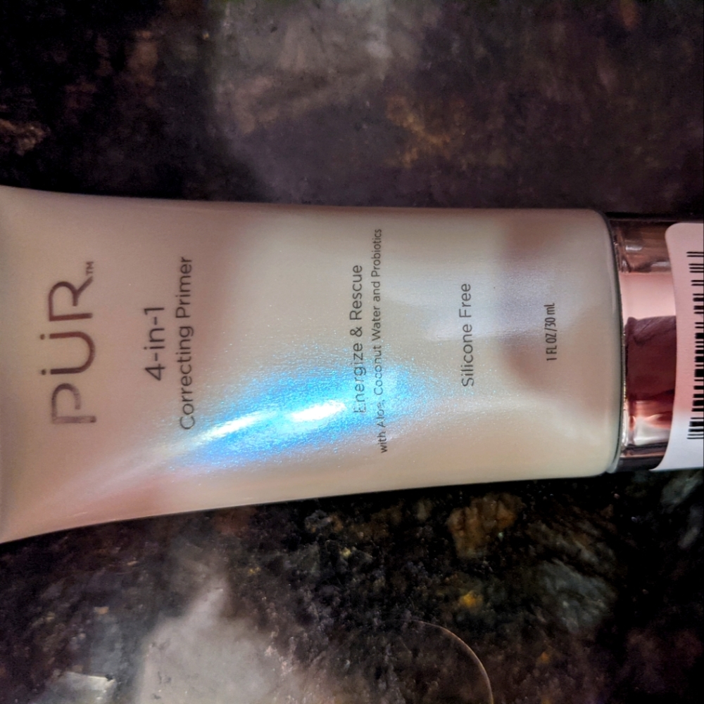 Put 4 in 1 correcting primer